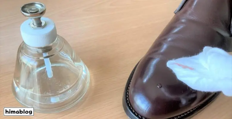 靴を水のみで磨いている様子