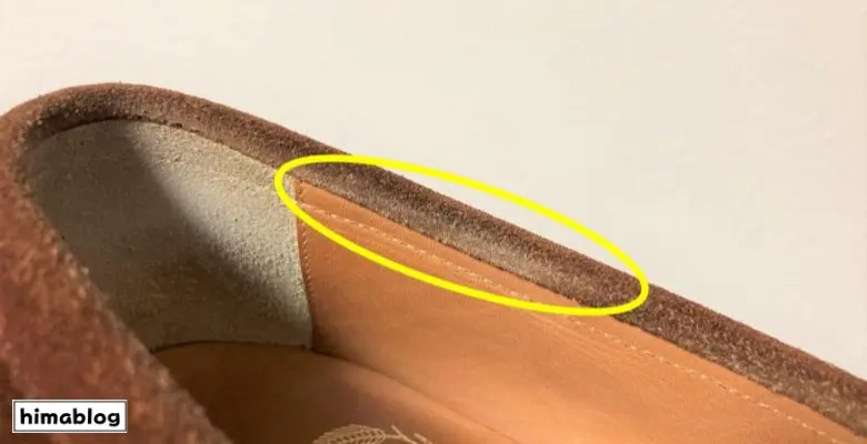 スエード靴の履き口の色が落ちている写真
