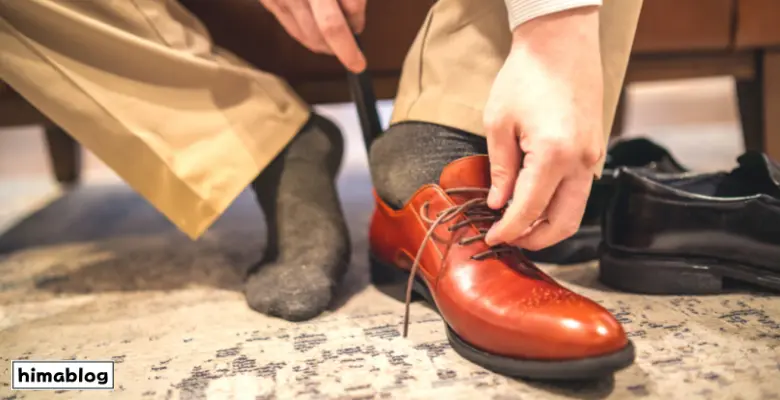 革靴を試着している