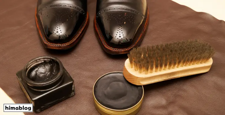 革靴のプレメンテナンスを行っている様子