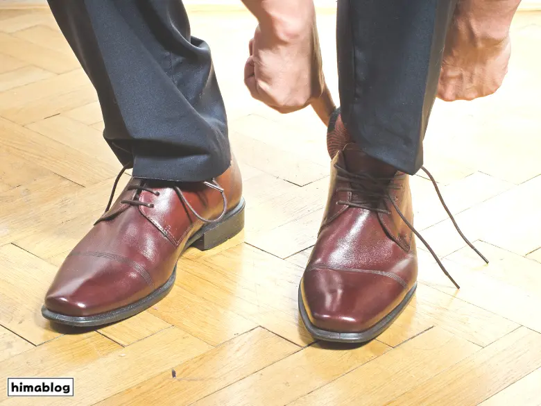 靴に履きジワを入れている