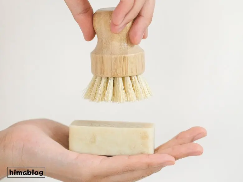 豚毛のブラシを手入れしている様子